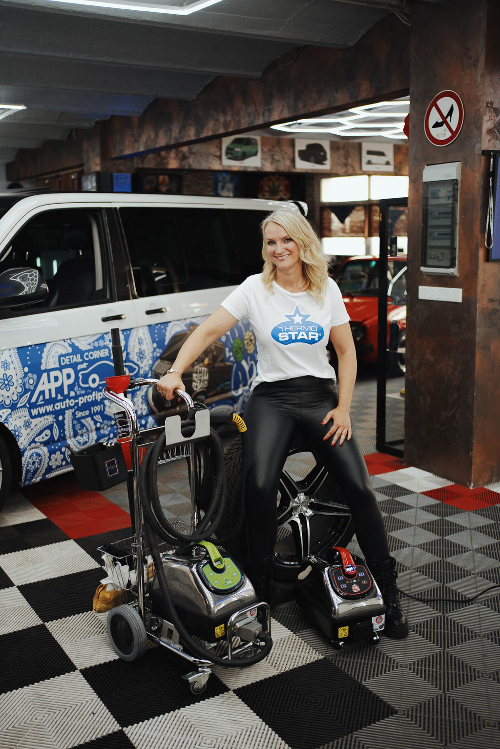 Susanne von Wunderfrosch mit dem MediCleanTEC Microcleaner II auf dem Gerätewagen und dem ThermoStar Professional Plus in der Werkstatt