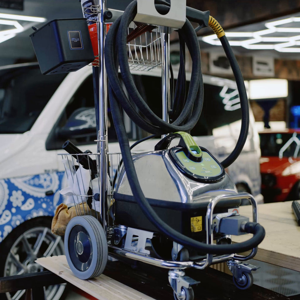 MediCleanTEC Microcleaner II Trockendampfreiniger auf dem Gerätewagen in der Fahrzeugaufbereitung